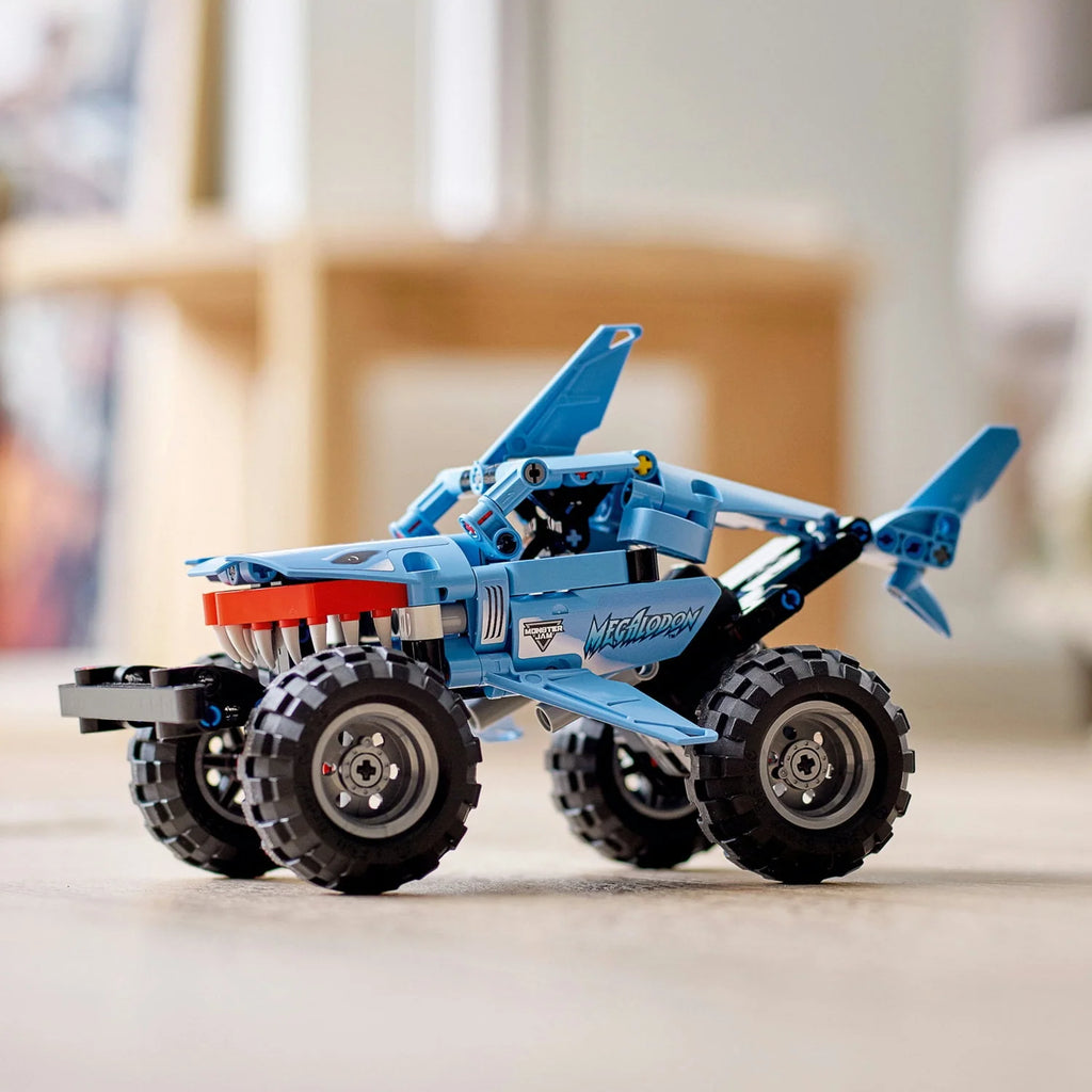 Pull Back Shark Truck to Car Toy 2 in 1 D431106