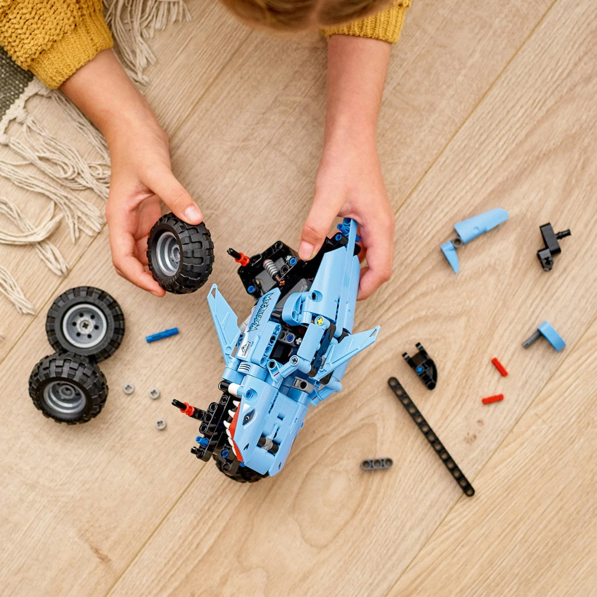 Pull Back Shark Truck to Car Toy 2 in 1 D431106