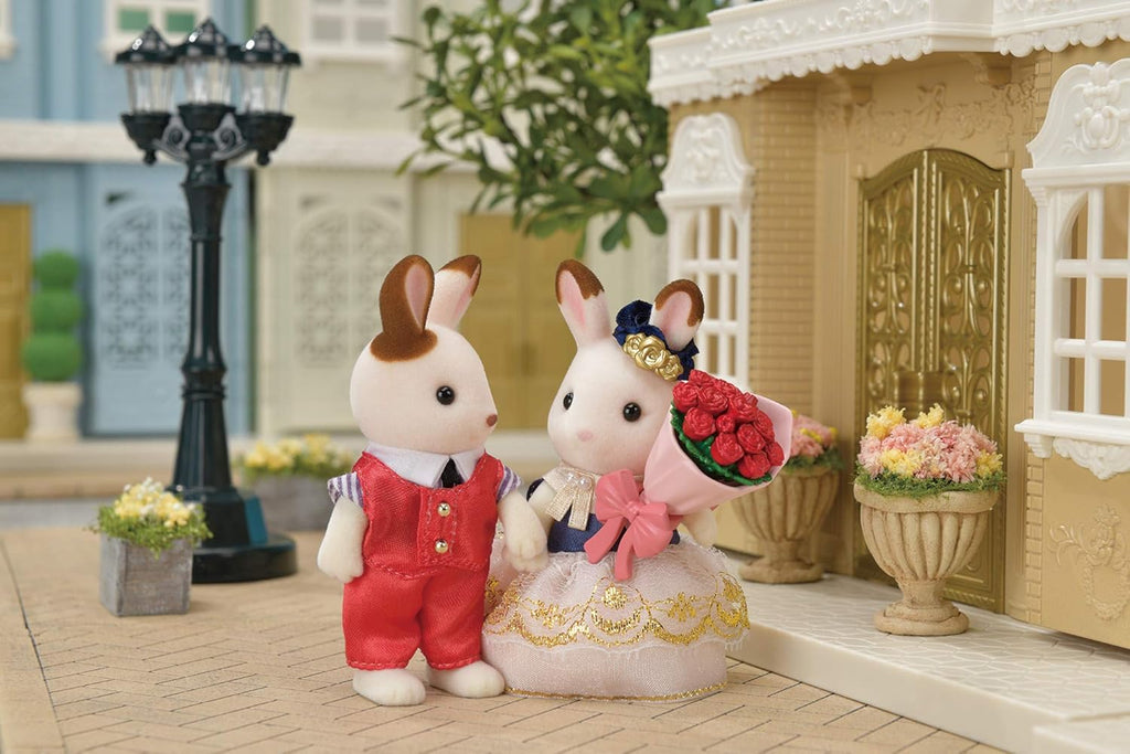 Set of 2 Collectible Doll Figures with Fashion and Floral Accessories Y168470